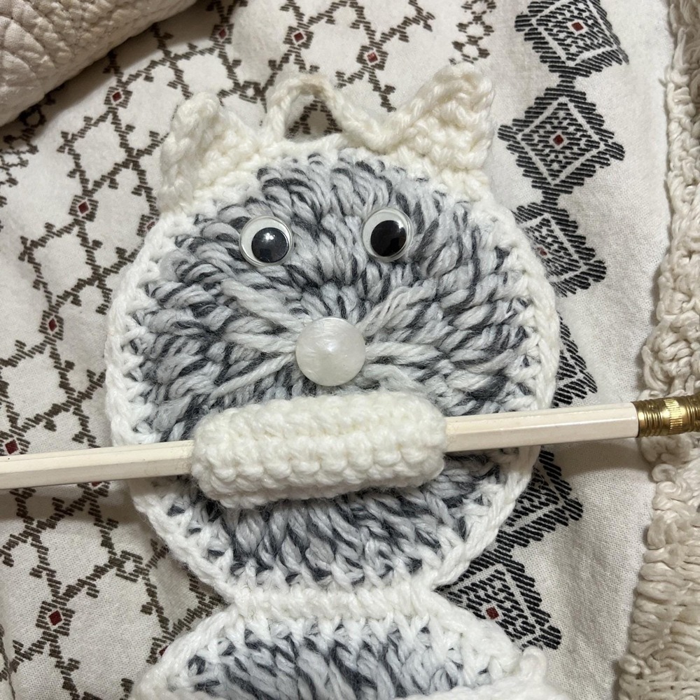VTG Crochet Kitty With Curly White Tail Pencil Holder Wall Hanging Gray White - Picture 2 of 4